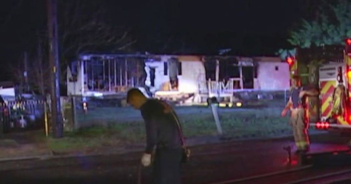 Two displaced after North Austin mobile home fire | FOX 7 Austin