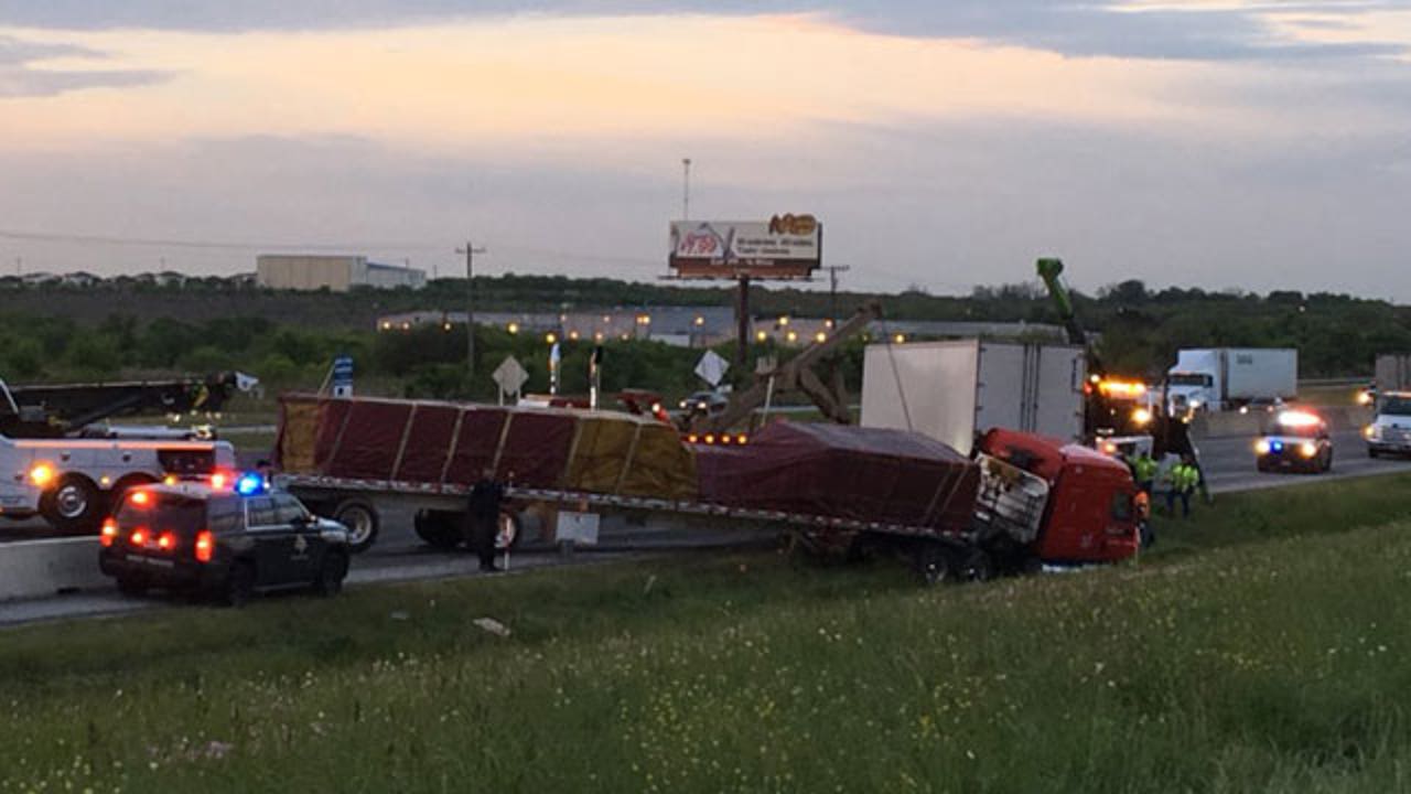 Two Crashes In Kyle Shut Down Part Of I 35