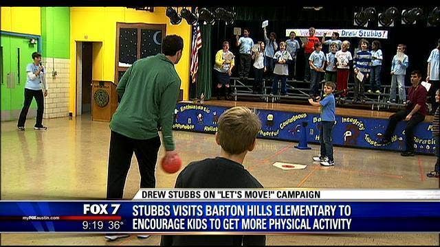 Former UT baseball star helps students move