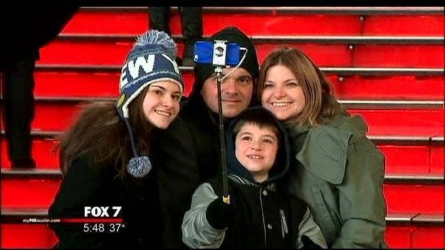 Despite user embarrassment, "selfie-stick" is growing in popularity