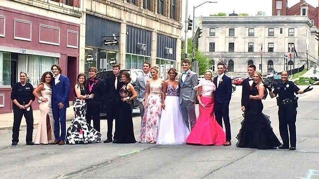 Students block street for prom photo as cops get in on the fun