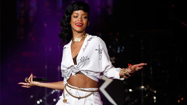 Rihanna, in support of Colin Kaepernick, declines Super Bowl performance: report