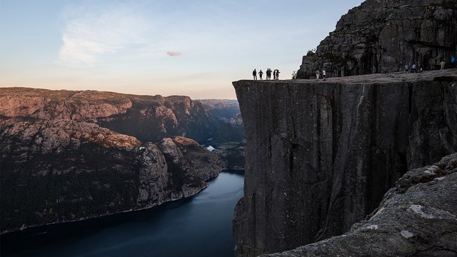 Researchers recommend 'no-selfie zones' to prevent tourist accidents