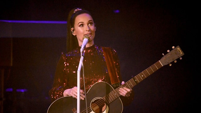 Kacey Musgraves pays tribute to Selena at RODEOHOUSTON