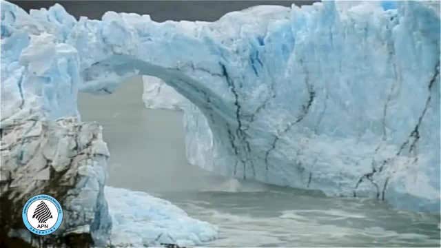VIDEO: Glacier ice bridge breaks into lake