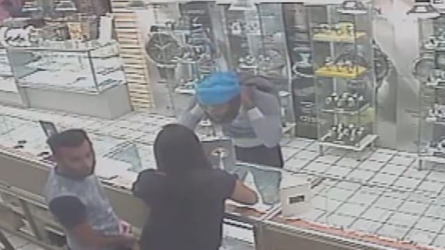 Suspect flees jewelry store wearing stolen gold chain