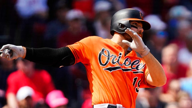 Orioles' Davis singles in 1st, ending record hitless streak