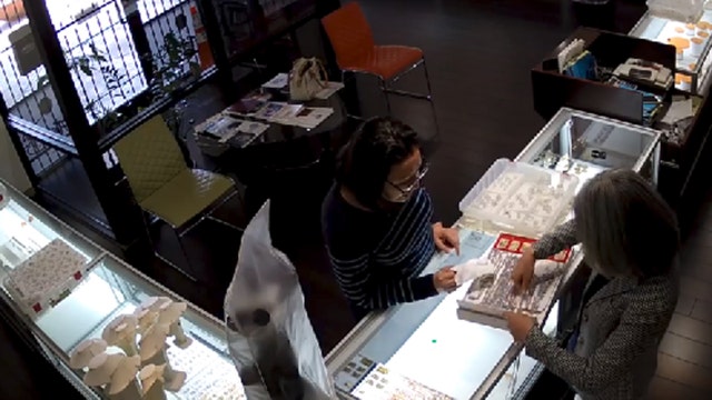 Thief uses handkerchief to swipe jewelry in front of clerk