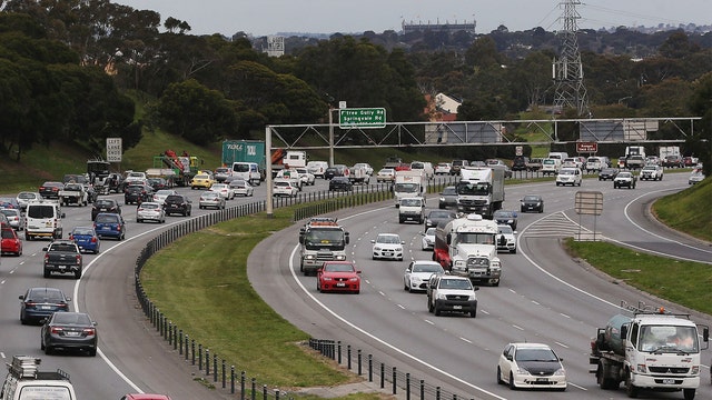 Video captures highway sign falling, hitting vehicle in Australia