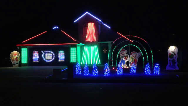 Mario-themed Christmas decorations light up Haltom City neighborhood