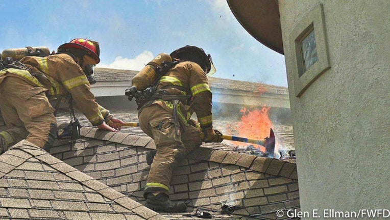 160ef2af-Fort Worth Fire lightning strike-409650