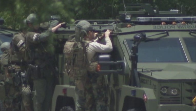 APD_are_investigating_a_bank_robbery_in__0_20170801004027