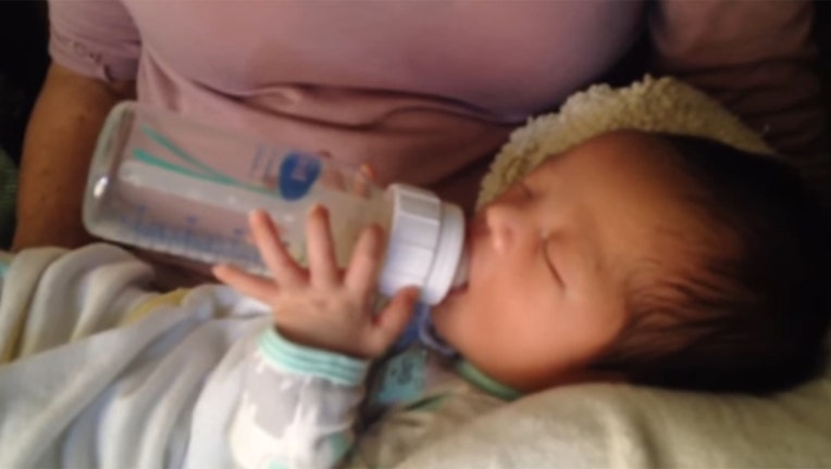 Newborn Feeds Self-402970