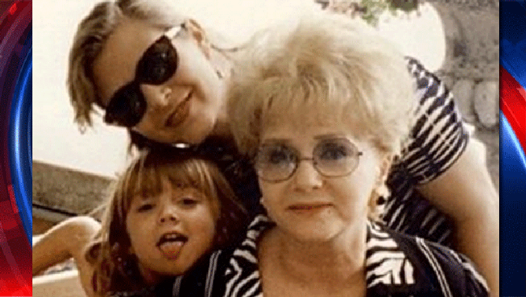 Billie-Lourde-Carrie-Fisher-Debbie-Reynolds_1483447533422.gif