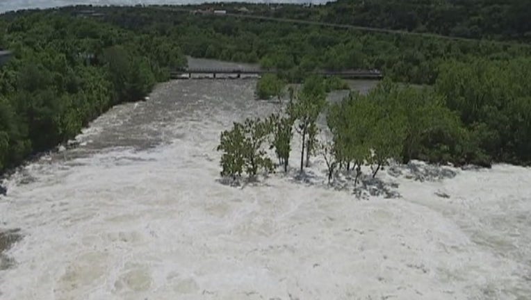 e12760b7-Cleaning_up_Lake_Austin_1_20160609030119