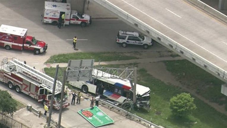 84cd21cc-Houston-bus-crash_1464815360716.jpg