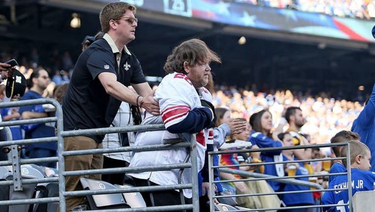 LA-Saints-Fan-Helps-Giants-Fan_1538653227019-408200.jpg