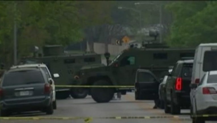 Man_dead__two_APD_officers_injured_after_0_20180326230303