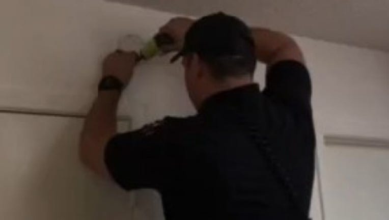 d7ab48ab-Red_Cross_installing_smoke_alarms_0_20170727154436