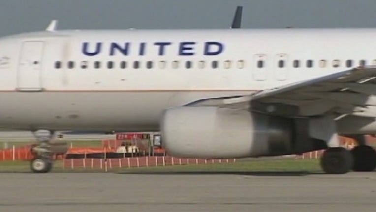 71cb08f8-United_Airlines_pilot_0_20170213032252