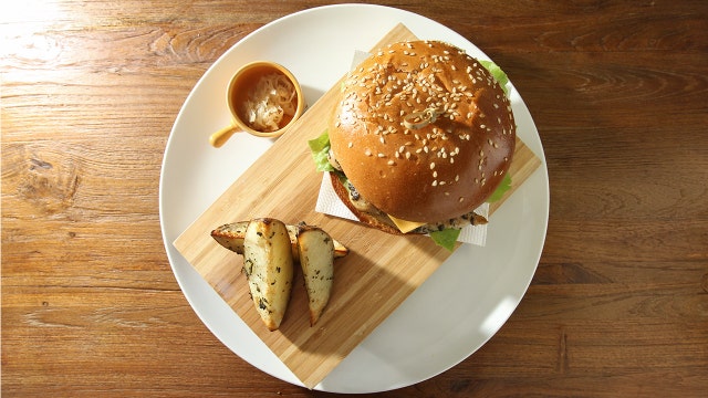 Teen served fatal dish despite alerting waitstaff to severe dairy allergy, coroner says