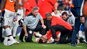 Patrick Mahomes hurts knee in Chiefs' win over Broncos