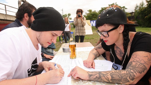 Man unintentionally proves that "all hipsters look alike"