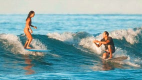 Hawaii man proposes to girlfriend while surfing