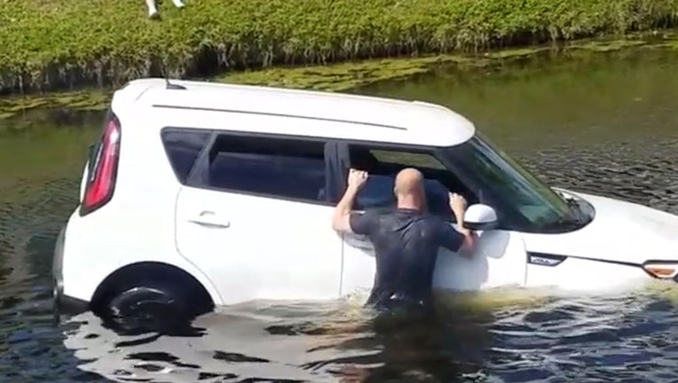 Storyful-232063-Bystanders_Rush_to_Save_Motorist_Who_Drove_Into_Boca_Raton_Canal.mp4_.00_00_05_11.Still003.jpg