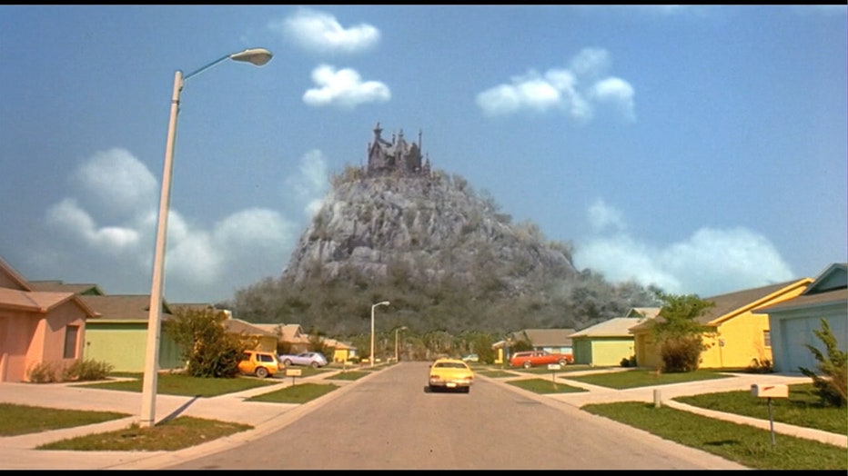 P-EDWARD-SCISSORHANDS-ANNIVERSARY-10_WTVTea54_146.mxf_.00_01_24_16.Still008.jpg