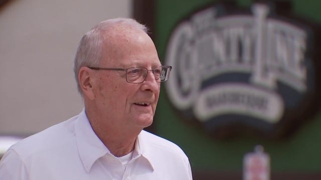 85-year-old man doesn't let COVID-19 stop him from supporting his favorite Austin restaurant