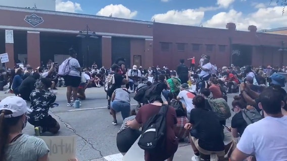Demonstration held outside Dallas apartments where Botham Jean was killed