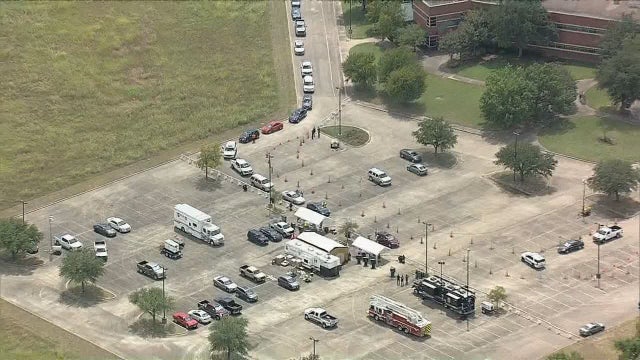 Numerous buses, cars with Hurricane Laura evacuees arrive in North Texas