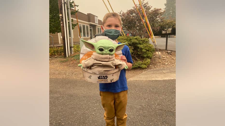 2964d3d5-baby-yoda-carver.jpg