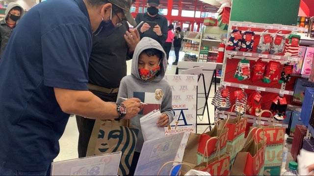 Elementary students get surprise during APD's Amigos en Azul event