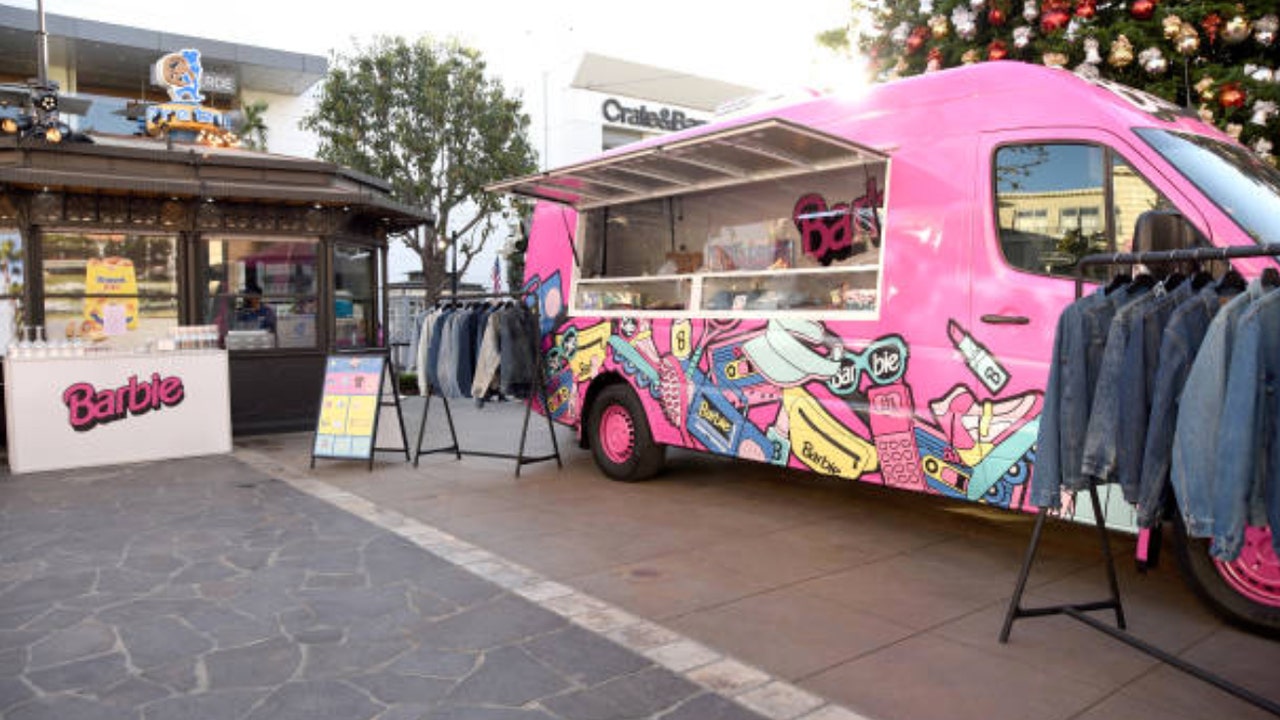 een vuurtje stoken Manifesteren Festival Barbie pop-up to stop at The Domain on its "Totally Throwback Tour"