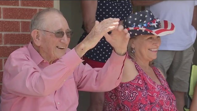 Family, friends surprise Elgin WWII vet with drive-by convoy