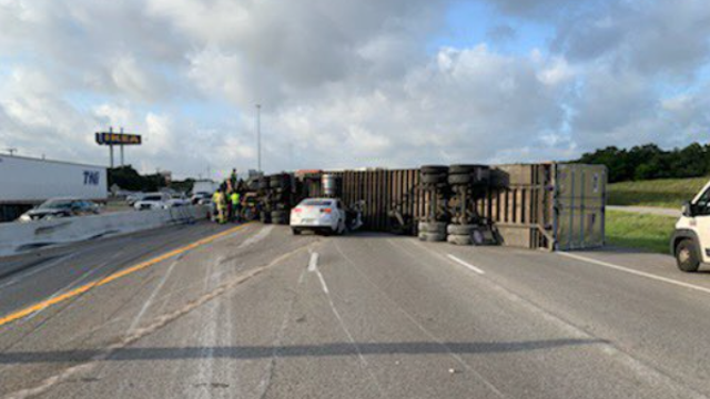 Traffic shut down after semi rolls over on I-35 in Round Rock area