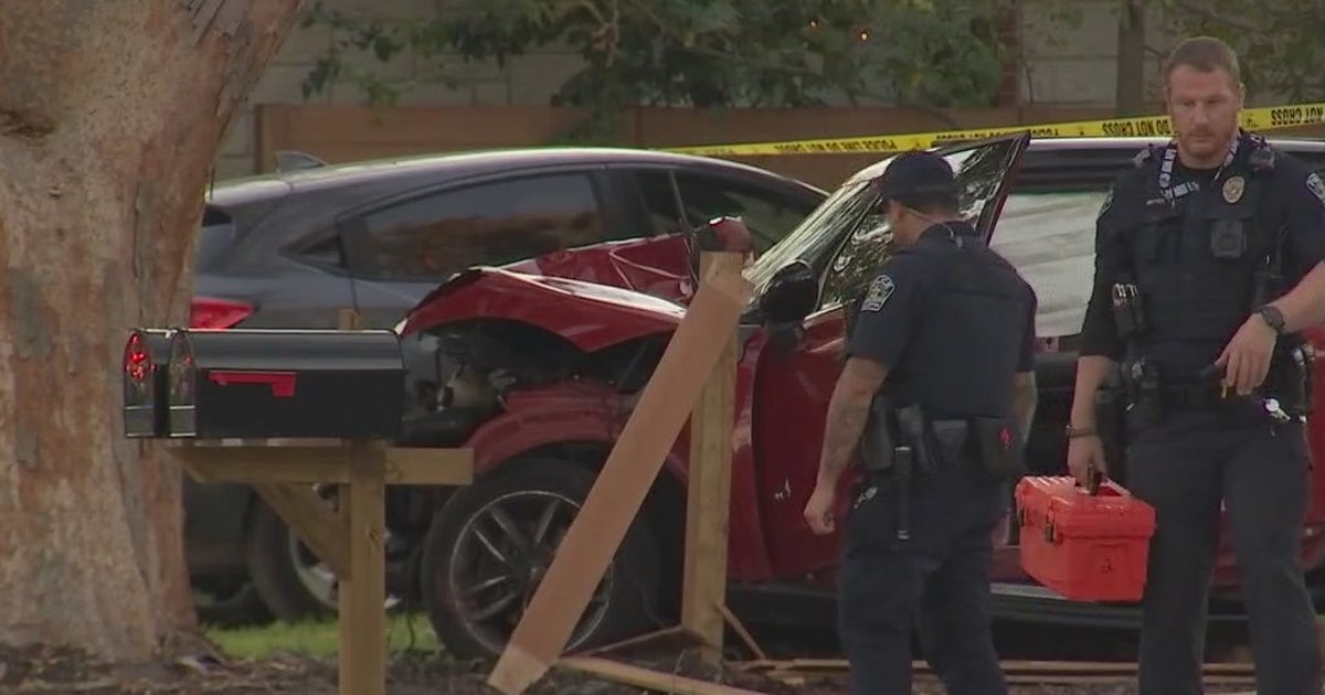 Driver killed in crash with tree in East Austin | FOX 7 Austin