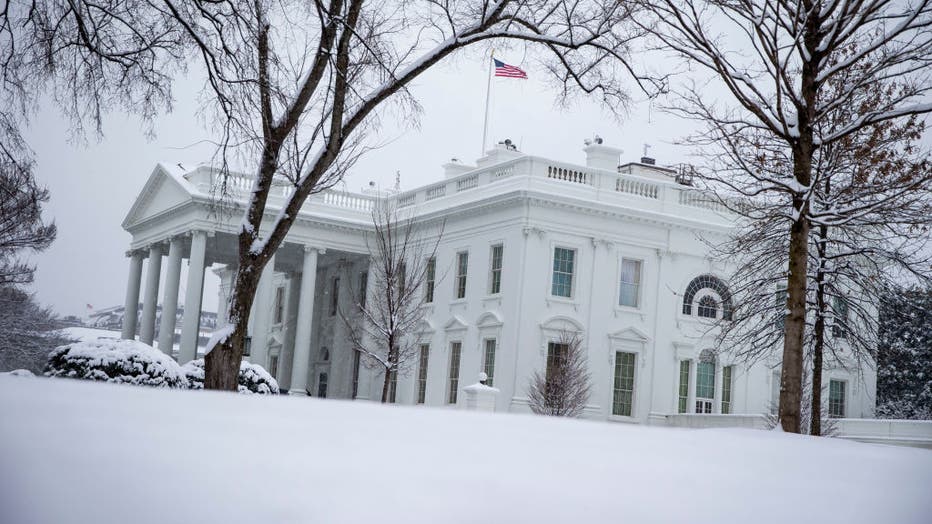 Heavy Snow Blankets Washington DC