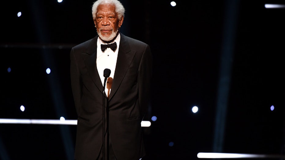 PASADENA, CALIFORNIE - 22 FÉVRIER: Morgan Freeman s'exprime sur scène lors des 51ème NAACP Image Awards, présentés par BET, à Pasadena Civic Auditorium le 22 février 2020 à Pasadena, Californie.  (Photo par Aaron J. Thornton/Getty Images pour BET)