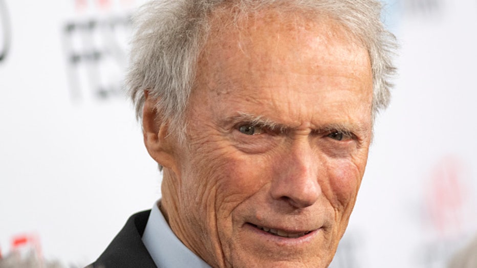 (DOSSIERS) Dans ce fichier photo, le réalisateur et acteur Clint Eastwood assiste à la "Richard Jewell" Projection de gala en première mondiale lors de l'AFI FEST 2019 présenté par Audi au TCL Chinese Theatre, le 20 novembre 2019, à Hollywood, Californie.  - La légende du cinéma Clint Eastwood aura 90 ans dimanche, mais ne comptez pas sur la célèbre star stoïque et travailleuse de "une poignée de dollars" et "Dirty Harry" raccrocher ses bottes de cowboy pour l'instant.  (Photo de VALERIE MACON / AFP) (Photo de VALERIE MACON / AFP via Getty Images)