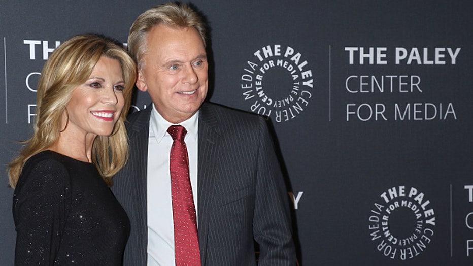 NEW YORK, NY - 15 NOVEMBRE : les personnalités de la télévision Vanna White et Pat Sajak assistent à The Wheel of Fortune : 35 Years as America's Game organisé par le Paley Center for Media au Paley Center for Media le 15 novembre 2017 à New York.  (Photo de Jim Spellman/WireImage)