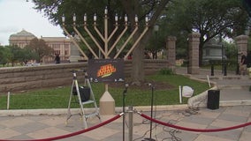 Gov. Abbott lights shamash at Capitol Menorah lighting ceremony