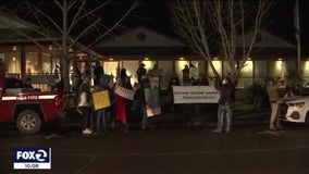 Healdsburg protests in support of unvaccinated councilwoman