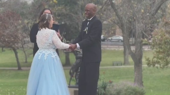 Austin couple exchanges vows on steps of Texas State Capitol