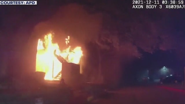 Body cam footage shows Austin officers rescue two from balcony during fire