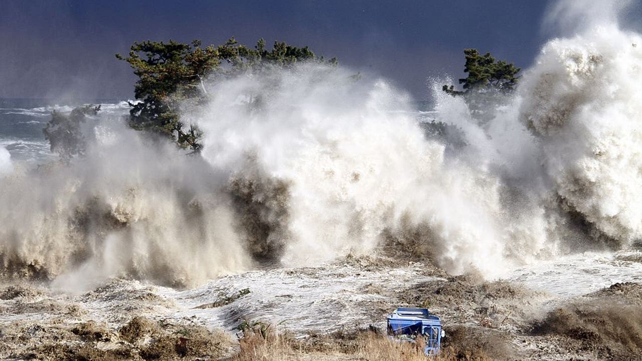 Historical tsunamis that have struck around the world
