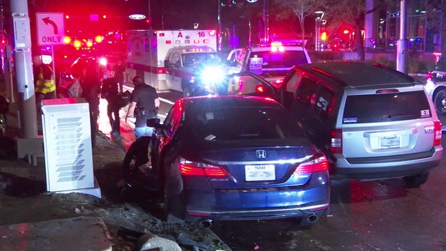 4 people, including Houston officer, hit by car at scene of previous crashes