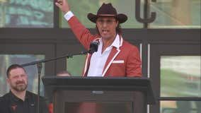 Video shows Matthew McConaughey leading sing-along at Moody Center